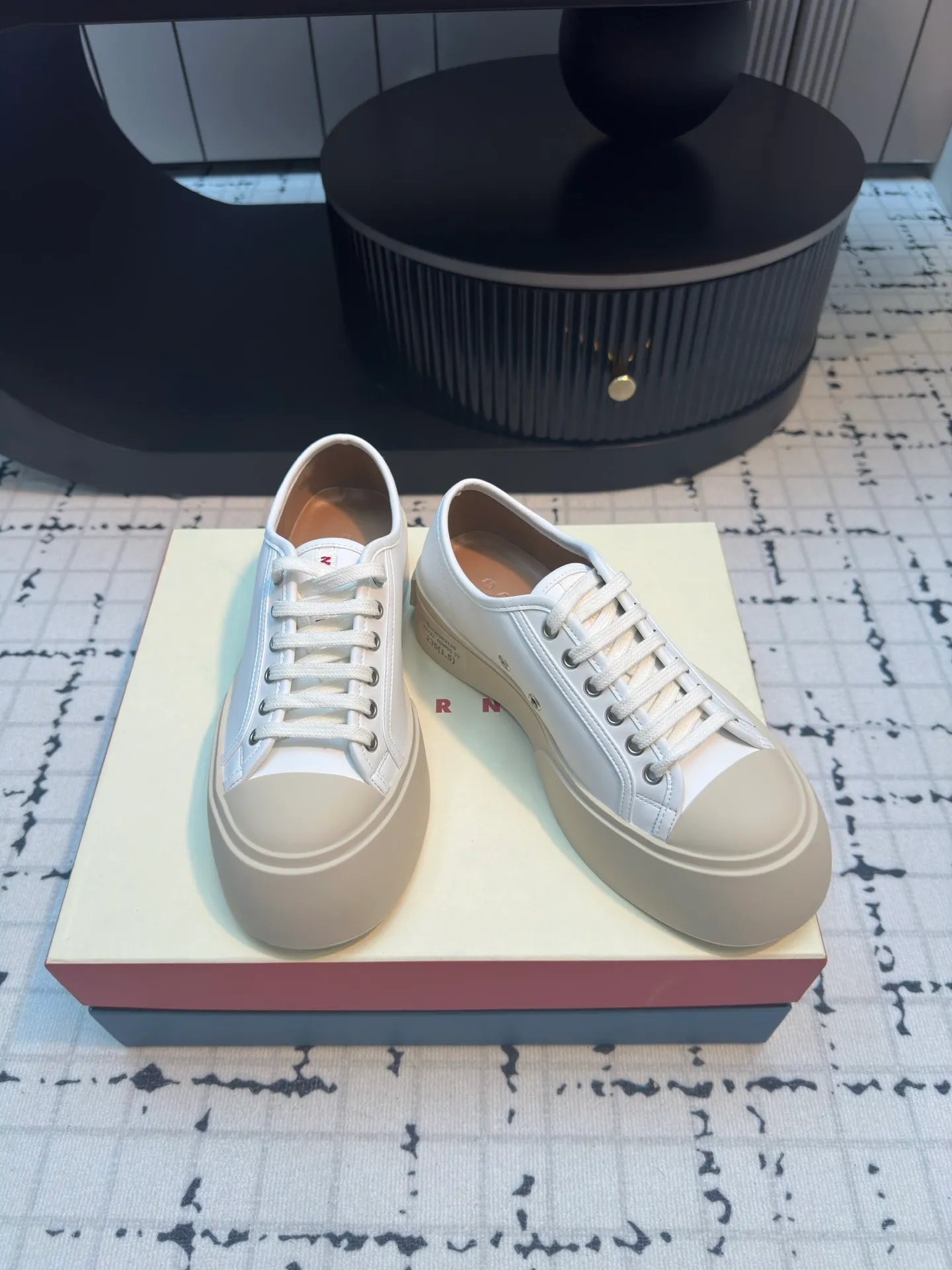 👟👟Ex-factory price 480👟👟 Large lace-up shoes, the cutest baby shoes in history. This year’s new colors are really beautiful, very fresh, and not bulky at all! A brand from an independent Italian designer, it has now become a famous brand in the international fashion industry. Since its establishment in 1994, the brand has expanded from women's clothing to men's clothing, bags, jewelry and glasses, and its product content is extremely rich! Marni's designs are not only bold in color and innovative in tailoring, but also very proud of its pure Italian origins. Not only are all its finished products produced in Italy, but they are also not authorized to operate, and the brands are all controlled by family members.  Upper: imported calfskin, lining/feet: cowhide laminated to high-density elastic latex, sole: rubber outsole, 4cm thick sole to lengthen legs, code number: 35/40 (40 is custom-made, non-refundable, non-exchangeable)